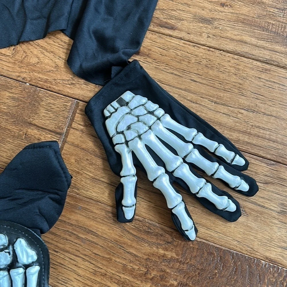 Spirit Halloween Kids Glow in the Dark Skelebones Skeleton Costume Size Large